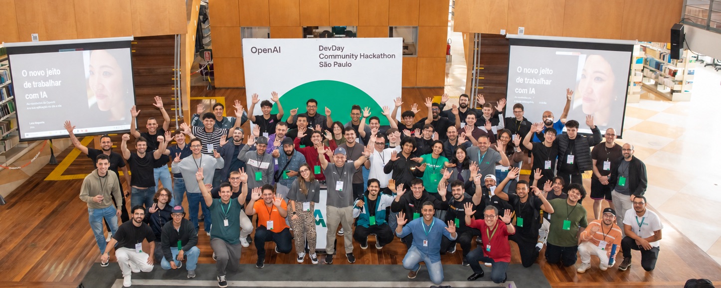 Foto panorâmica dos participantes reunidos no OpenAI DevDay Community Hackathon em São Paulo.