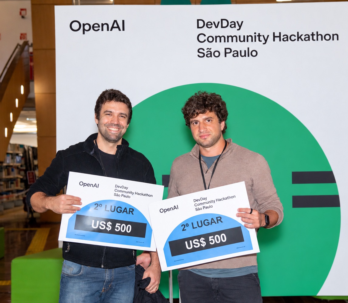 Adriano Delvoux e Pedro Todescan na premiação, segurando os certificados de 2º lugar no OpenAI DevDay Community Hackathon São Paulo.